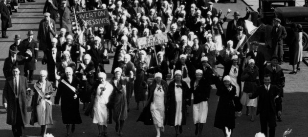 Women's Auxiliary march on the Illinois Capitol, 1933. (Courtesy of minewars.og)