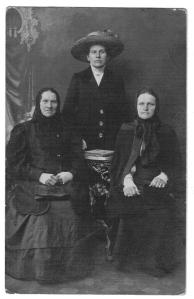 Adam Pazemetsky's mother and sister with unknown relative, in Lithuania