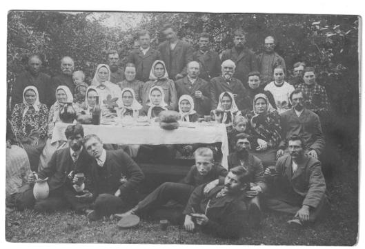 A photo from home: family of Nancy Benikati (Pazemetsky), July 15, 1909.